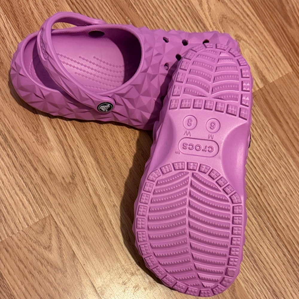 CROCS Women's Textured Pink Sandals - Picture 5 of 8